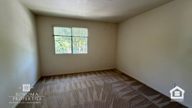 Building Photo - Must-See Charming Second-Level 1 Bedroom Apartment