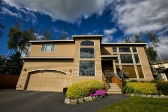Building Photo - 16439 Mills Park Cir