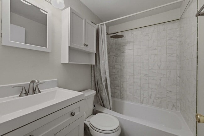 Building Photo - 559 Sagamore Ave