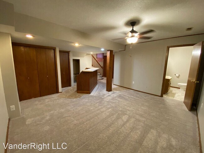 Building Photo - 3 br, 1.5 bath House - 2107 S Grange Ave