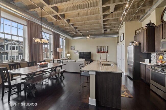 Building Photo - 154 School St