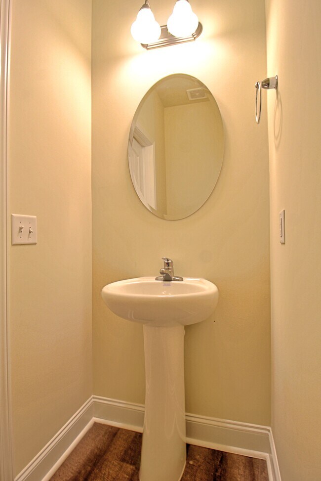 Building Photo - 711 Mill Creek Cir