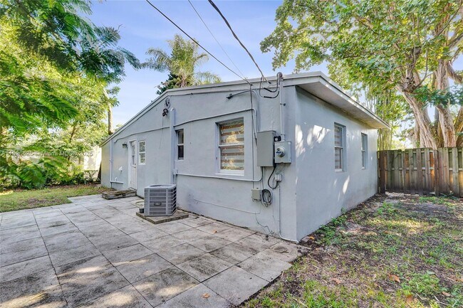 Building Photo - 119 SW 22nd Ave