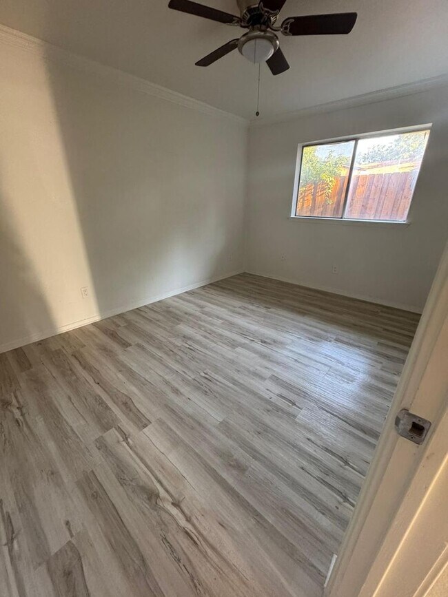 Building Photo - Modern living in Mesquite