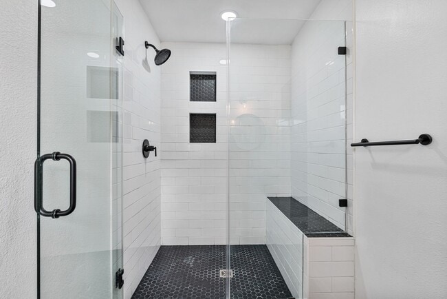 Building Photo - Charming 3 Bedroom Home