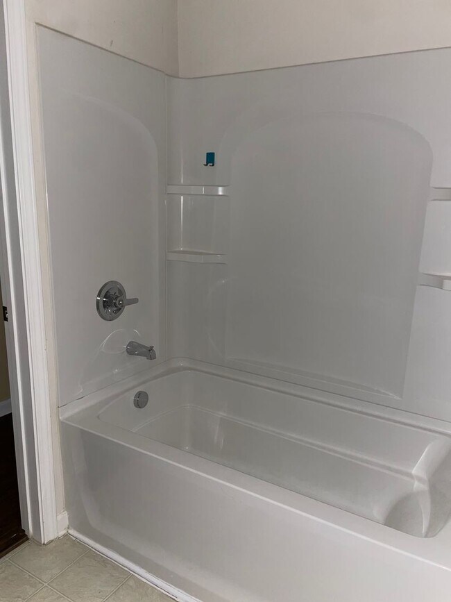 Building Photo - 2 BED, 2 BATH CONDO LOCATED IN GREENSBORO!