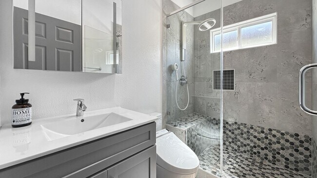 Building Photo - Fruit Trees on this Tastefully Remodeled House in Prescott!