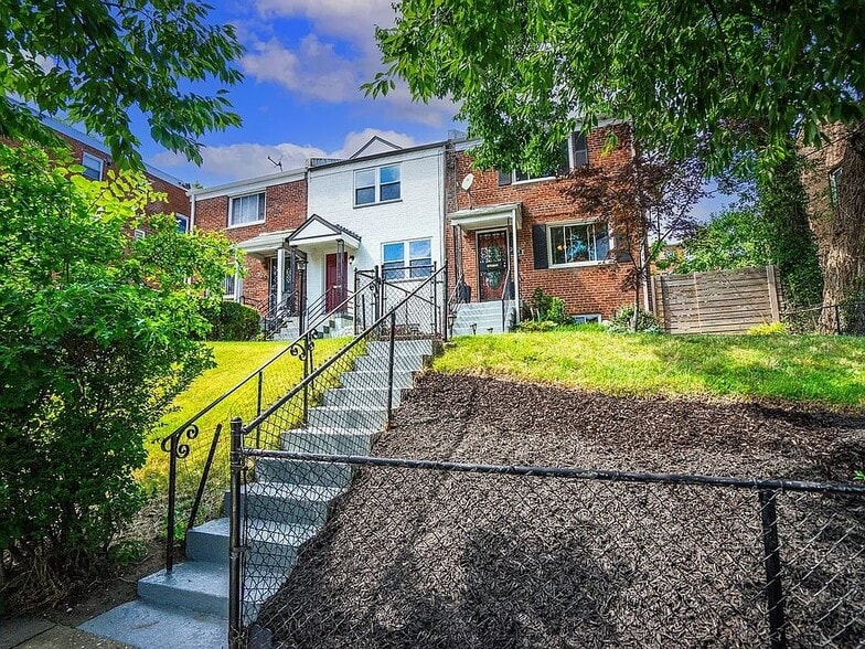 Building Photo - 707 15th St NE