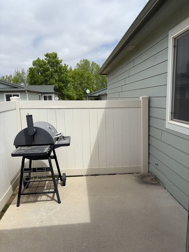 Building Photo - STUDENTS WELCOME! 3 Bed, 2 Bath Duplex in West Fort Collins close to Foothills