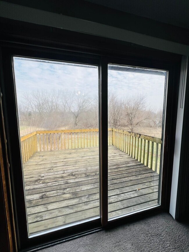 Building Photo - 4 Bedroom 2 Bath Duplex in Iowa City