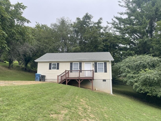 Primary Photo - 152 Cecil St