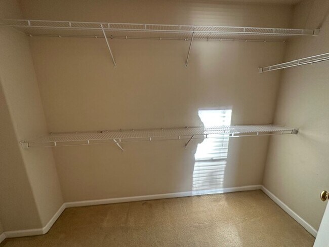 Building Photo - Spacious 4-Bedroom, 2.5-Bathroom Home, Fre...