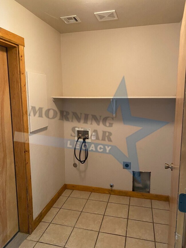 Building Photo - Southwestern Beauty- Excellent location