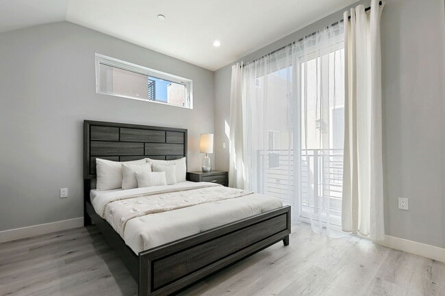 Building Photo - 13637 N Fellows Ave