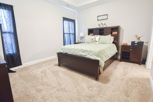 Building Photo - Pet Friendly Three Bedroom with Bonus!