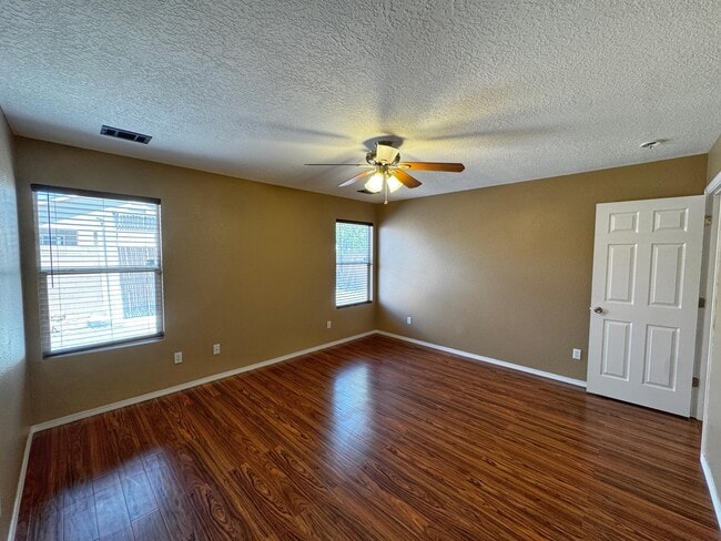 Building Photo - 923 Telstar Loop NW