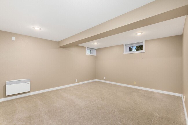 Building Photo - Greenlake Charming 3 Bedroom 1.75 Bath Huge Finished Family Room & Unfinished Basement