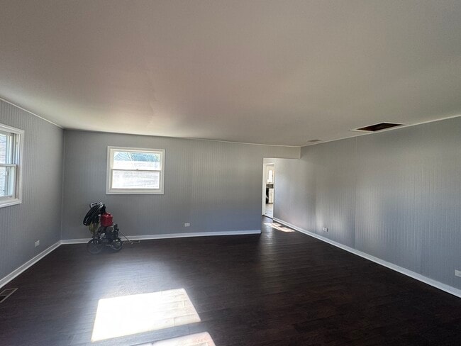 Building Photo - 105 Floyd Ln S