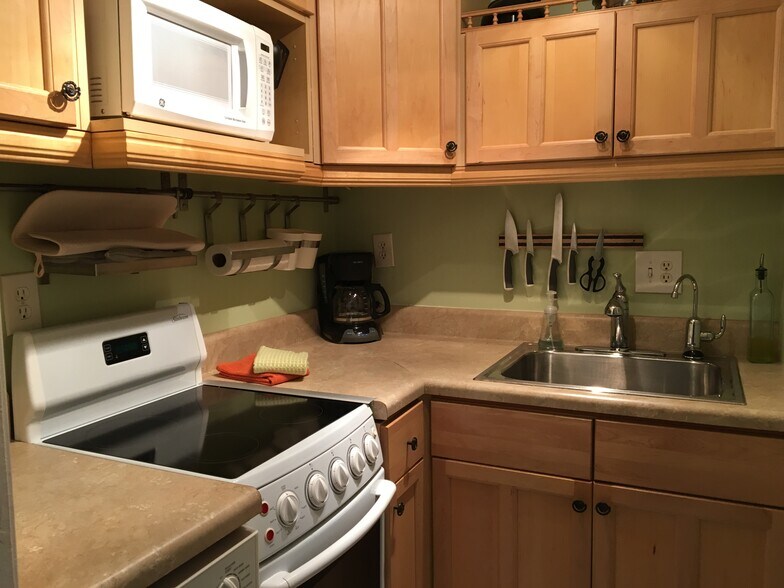 Building Photo - 815 Middle River Dr