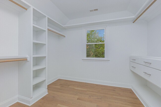 Building Photo - Stylish Renovation with Golf Course Views ...