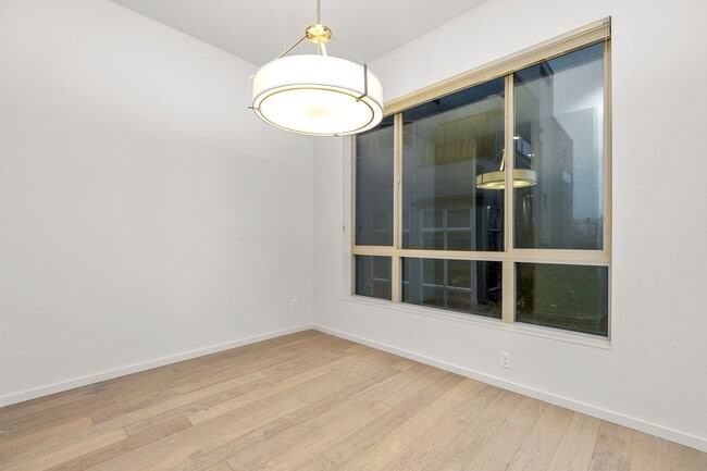 Building Photo - Modern 2 bed/3.5 bath Seattle townhome