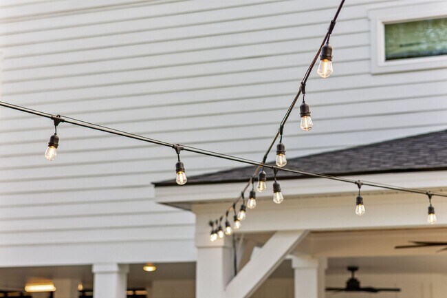 Building Photo - Gorgeous Custom Home Available for Snowbir...