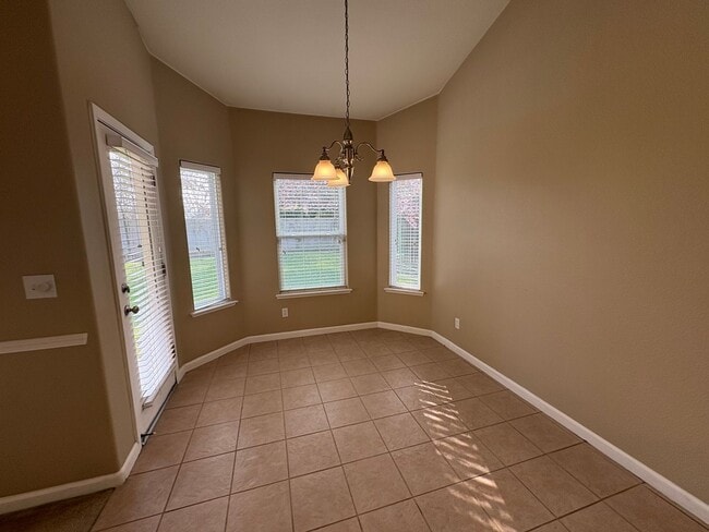 Building Photo - Spacious Tulare Home Available Now!