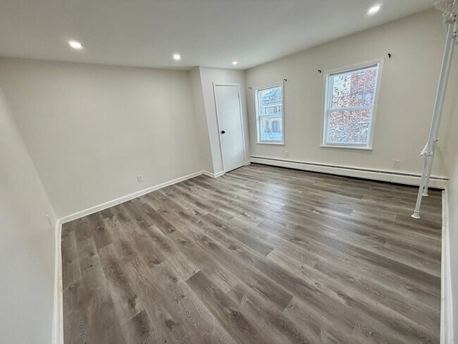 Building Photo - 283 Grand St