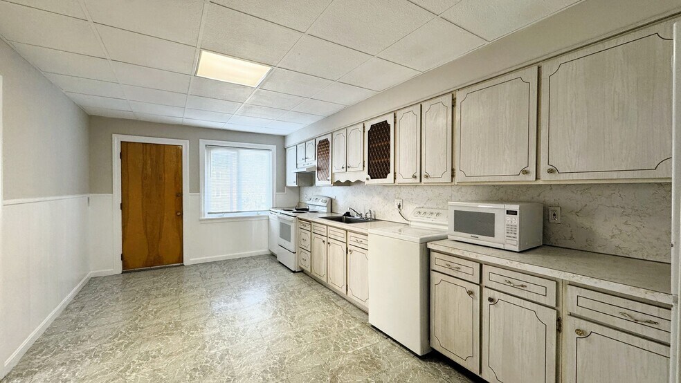 Building Photo - 797 Cambridge St