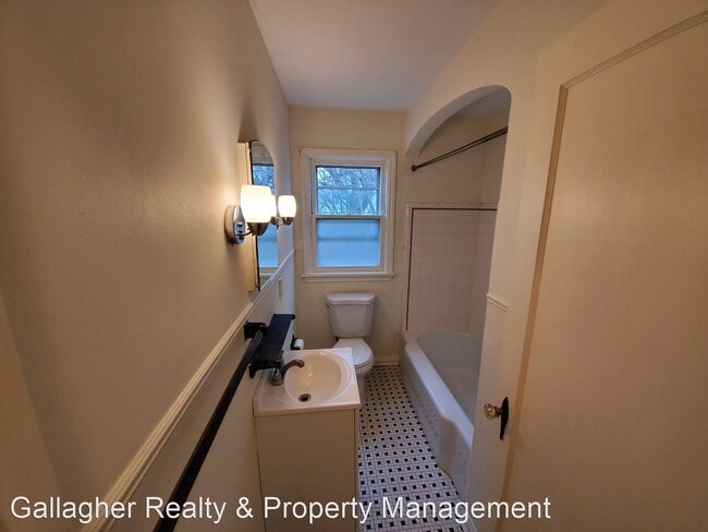 Building Photo - 3 br, 1 bath House - 313 Britton Rd