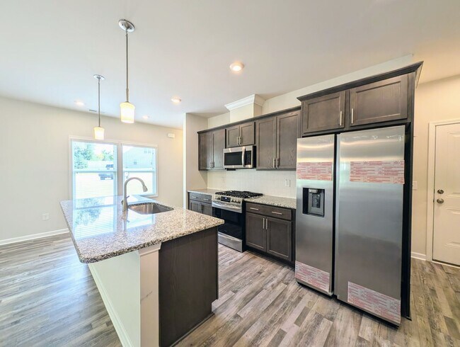 Building Photo - Stunning 4BR/3.5BA End Unit Townhome in Wa...