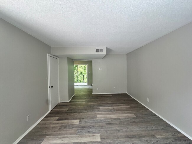 Building Photo - 1462 Sherwood Dr