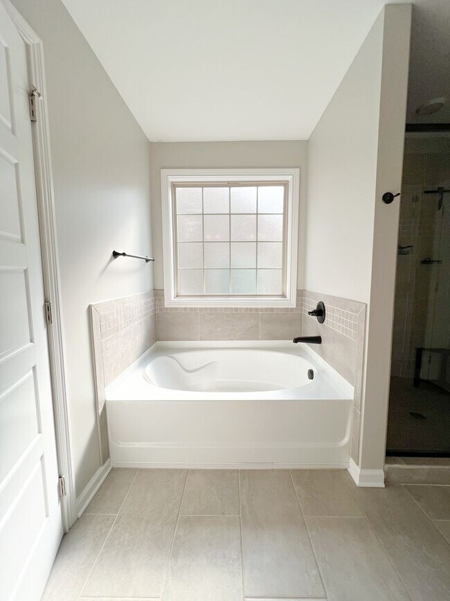 Building Photo - Move-In Specials Available! Must See-Stunn...