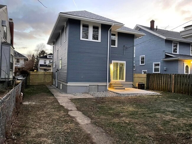 Building Photo - 317 Kenwood Ave