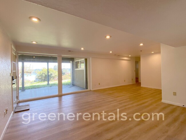 Building Photo - Cooper Point Daylight Basement ADU with Wa...