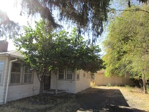 Building Photo - 1 Bedroom Duplex Right Next to Library - W...