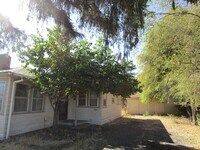 Building Photo - 1 Bedroom Duplex Right Next to Library - W...