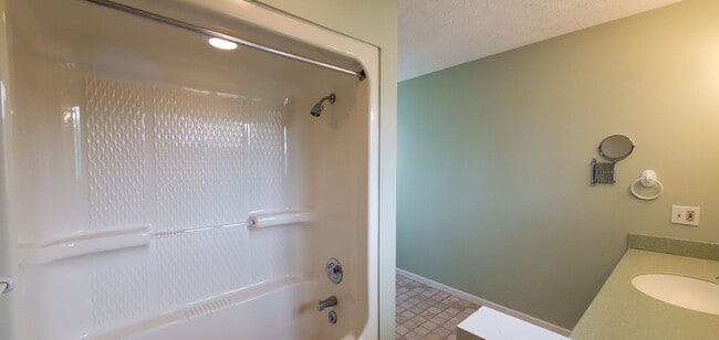 Building Photo - Lakefront End-Unit Condo with Crystal Lake...