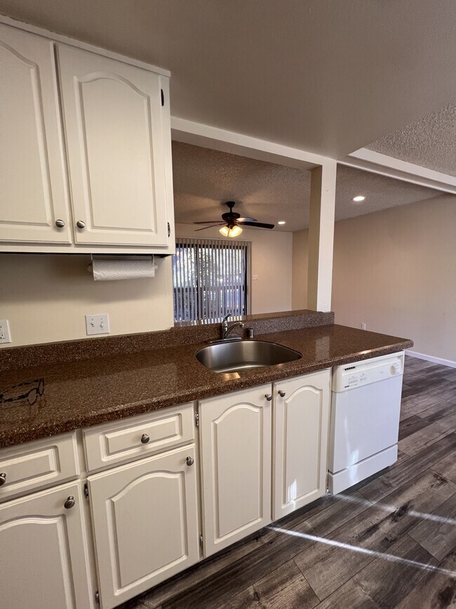 Building Photo - 302 Pleasant St