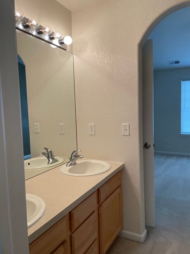 Building Photo - 2 bed/2 bath 2nd-floor condo in Lakeshores at Centerra.