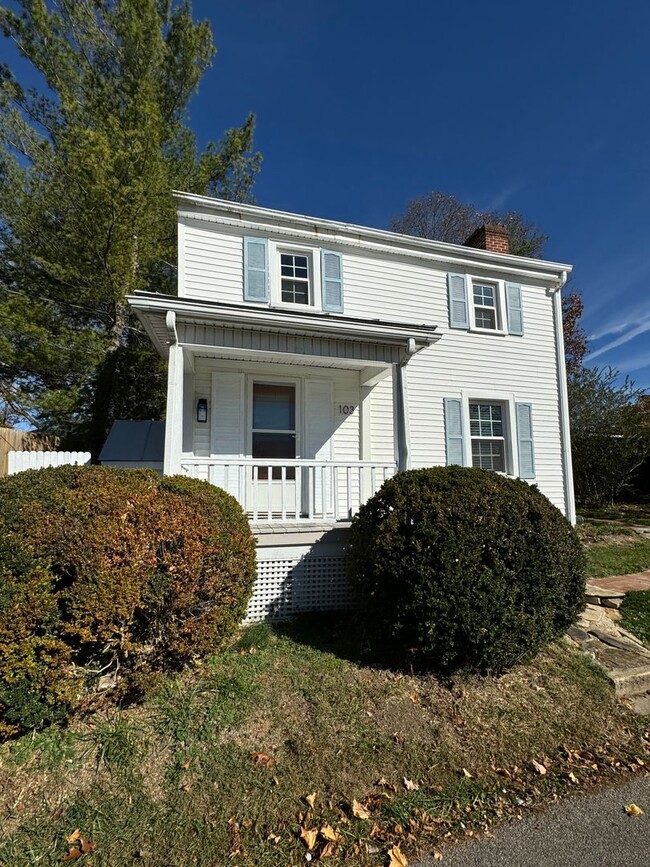 Building Photo - Historic Downtown Blacksburg Home