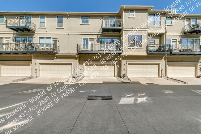 Building Photo - Beautiful 3-story Townhome in Heart of Leg...