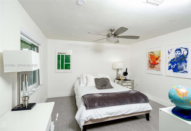 Building Photo - 1360 SW 16th St