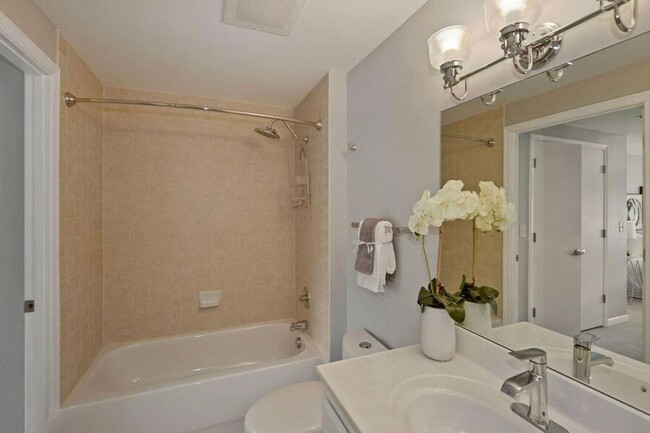 Building Photo - Terrific Two-Bedroom Condo Steps from the ...