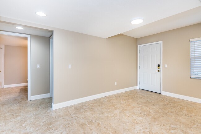 Building Photo - UPDATED GROUND FLOOR CONDO CLOSE TO 1-75