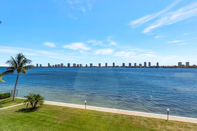 Building Photo - 301 Lake Shore Dr