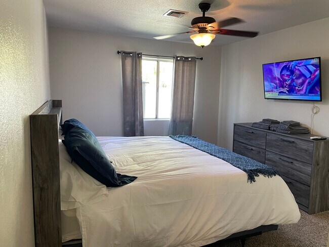 Building Photo - Furnished Condo