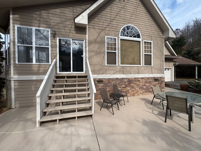 Building Photo - East AVL - Mountain Views and Space Galore!