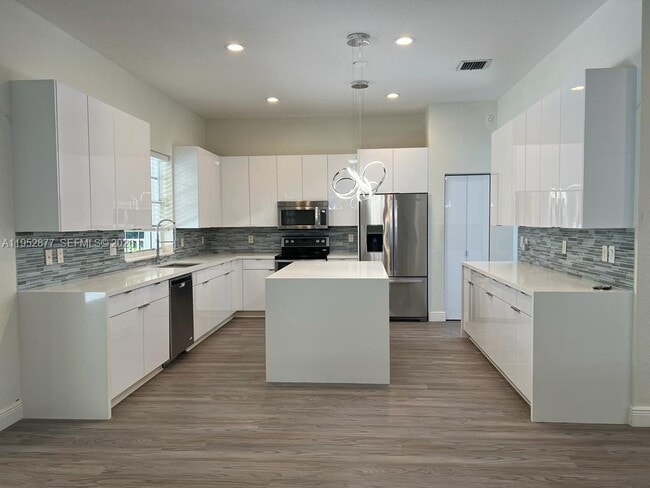 Building Photo - 1971 Harbor View Cir