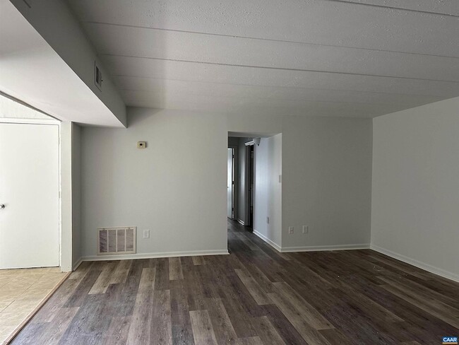 Building Photo - 29 Spring Ct